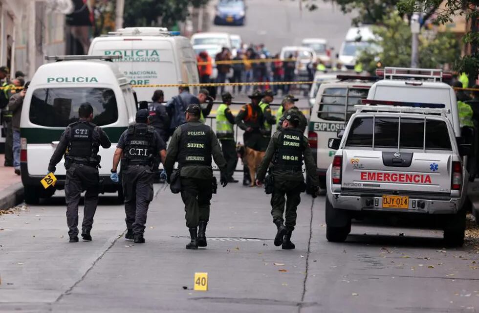 -FOTODELDIA-BOG014. BOGOTu00c1 (COLOMBIA). 19/02/2017. Miembros de la Policía de Colombia examinan el lugar donde se registró una explosión hoy, domingo 19 de febrero de 2017, en el barrio La Macarena, en Bogotu00e1 (Colombia). Al menos diez policías resultaron h
