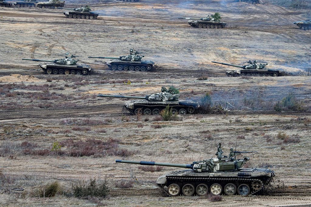 Los tanques se mueven durante los simulacros militares Union Courage-2022 Rusia-Bielorrusia en el campo de entrenamiento de Obuz-Lesnovsky en Bielorrusia