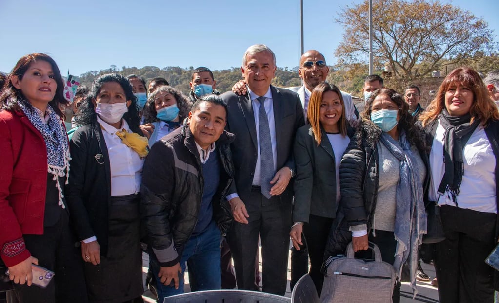 El gobernador Morales posó para los fotógrafos con el equipo directivo y docentes del Secundario 39, encabezados por su director Paulo Arias.