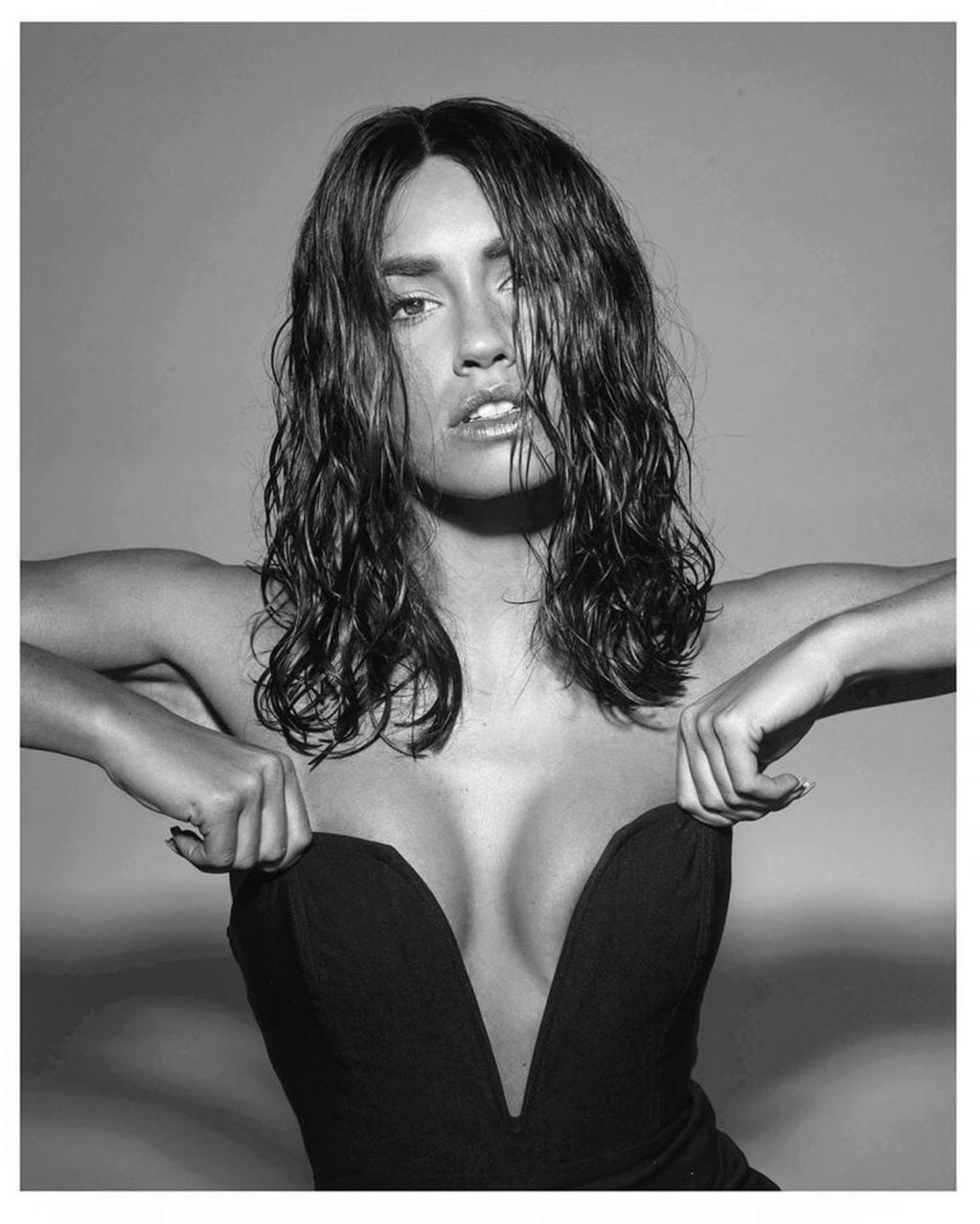 Lali Espósito compartió una sensual foto en la que luce un jugado vestido negro
