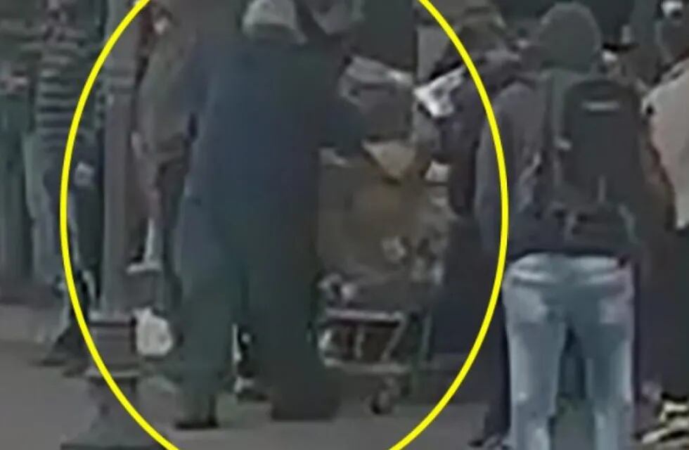 En uno de los videos del robo al supermercado Carrefour de Tupungato se puede observar a un hombre ingresando un carrito lleno de mercadería a un negocio cercano.