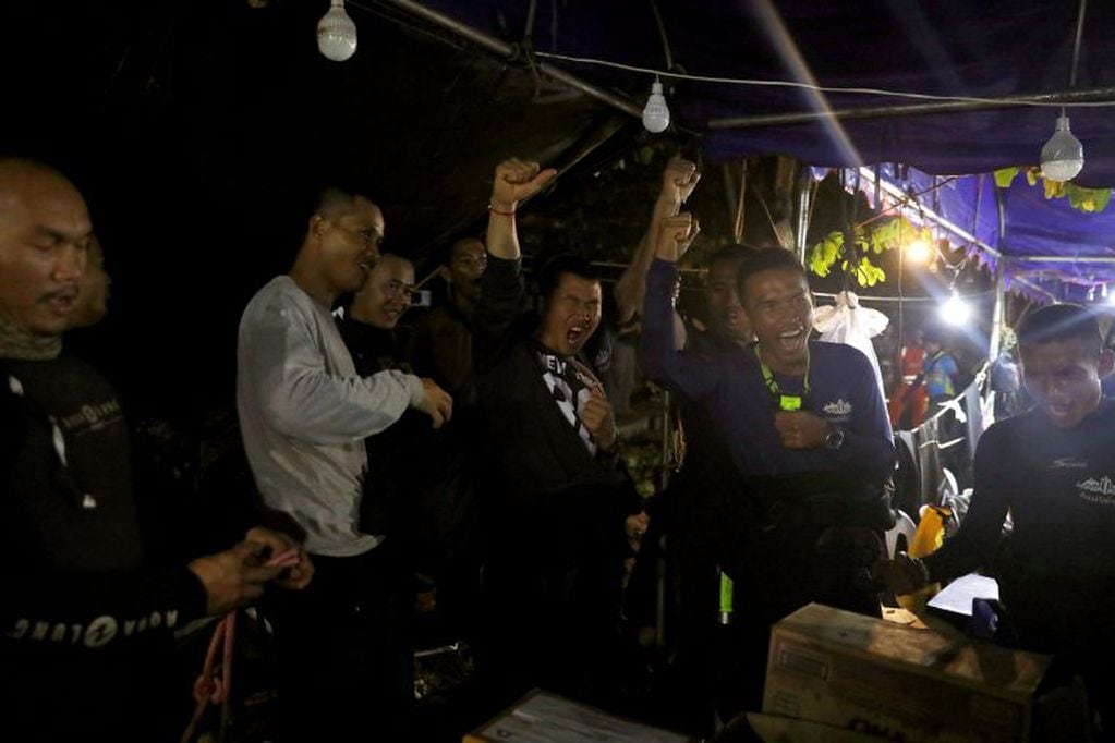 Rescatistas celebran el hallazgo (Foto: Soe Zeya Tun/REUTERS)