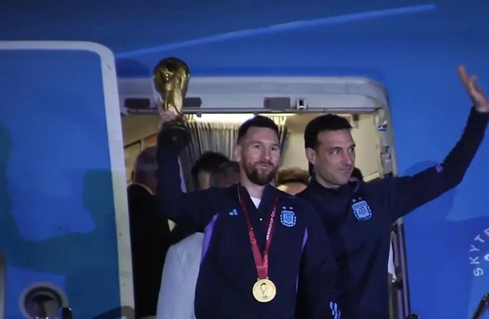 Lionel Messi, con la copa, encabezó la llegada del seleccionado nacional al país tras conquistar el Mundial de Qatar.