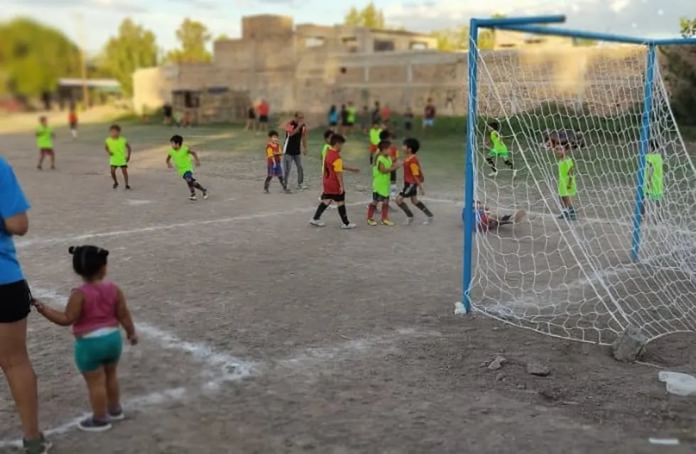 La Municipalidad de San Martín recupera potreros y baldíos y los transforma en canchas de fútbol donde los chicos juegan en los barrios del departamento. Gentileza MSM