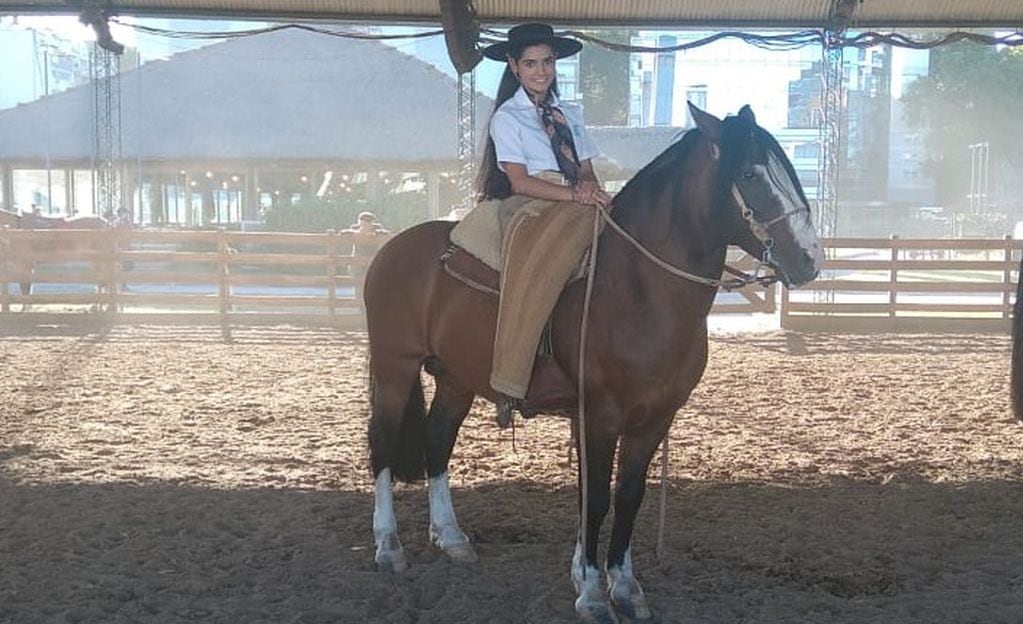 Julieta Montenegro ganadora de la Primera Copa Femenina de Caballos Criollos disputada en Palermo, aquí junto a su caballo Gualta Encachao.