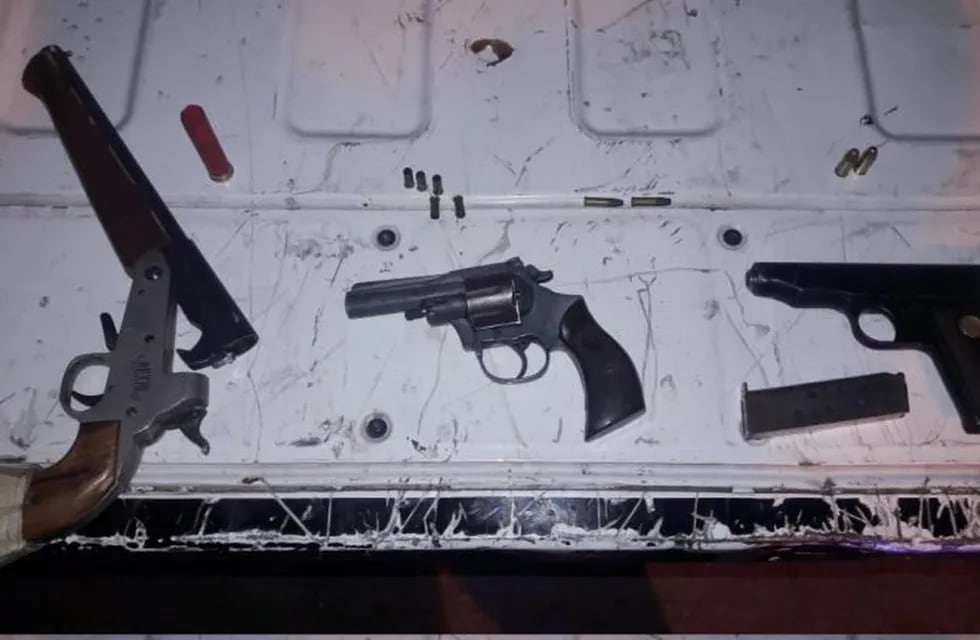 La policía secuestró un pistolón, un revólver y una pistola después del episodio. (@minsegsf)