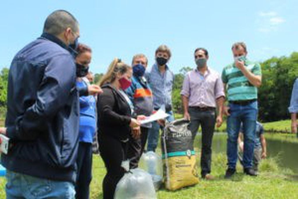 Capacitación técnicas entrega de peces jóvenes para piscicultura.