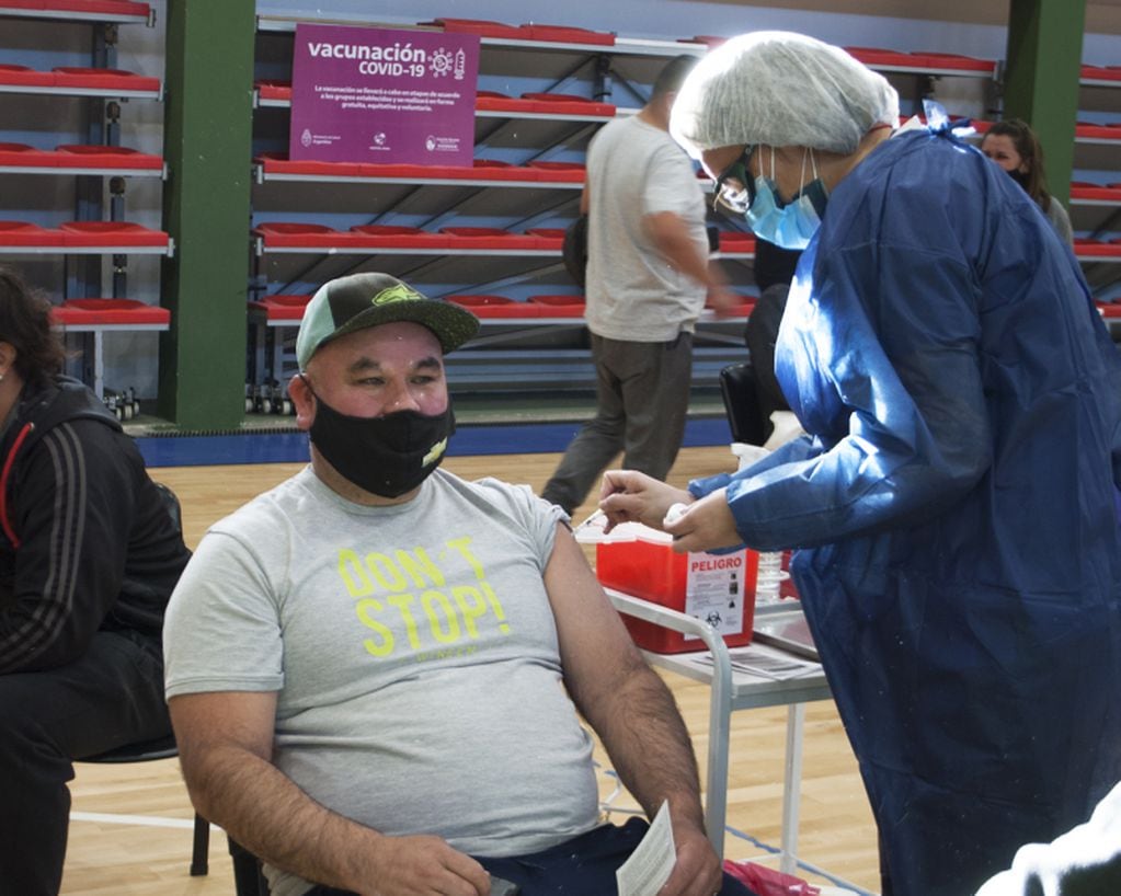 Los empleados municipales se acercaron al vacunatorio instalado en el gimnasio "Pancho" Cerda.