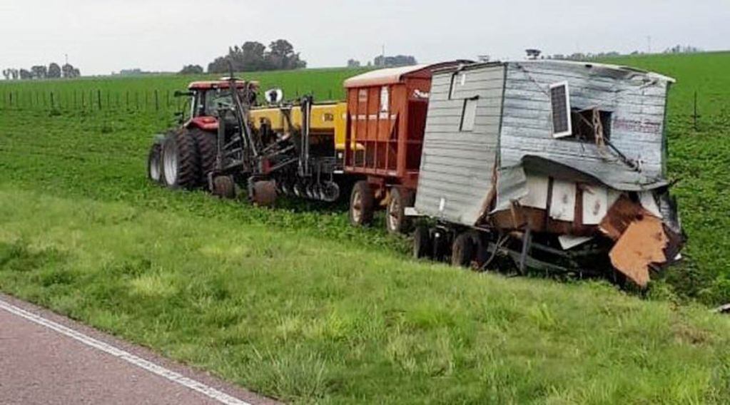 El tractor arrastraba una caravana compuesta por una sembradora, un carro y una casilla (Infopico)