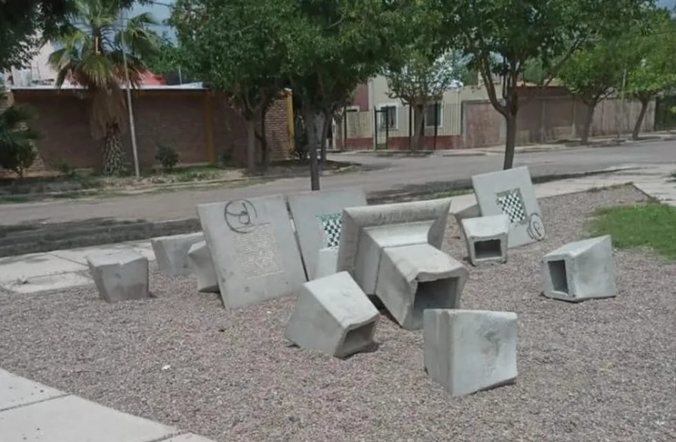 El mobiliario de la plaza del barrio Los Nogales fue arrancado e intentaron robarlos. Gentileza MG