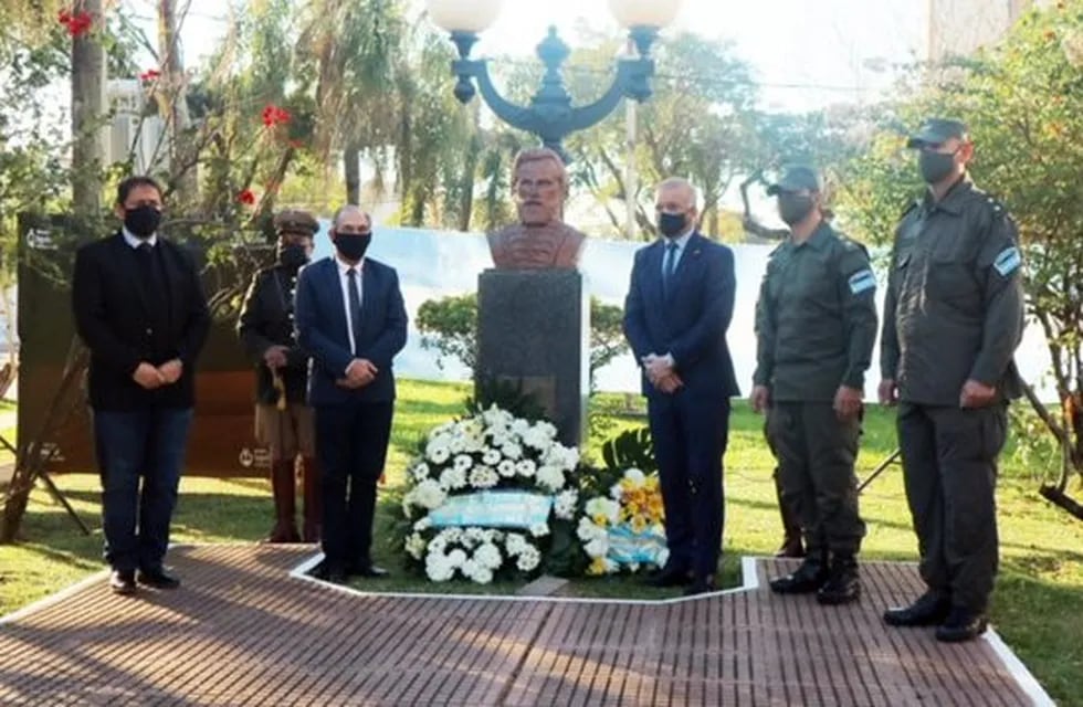 Leonardo Stelatto y Carlos Arce encabezaron el homenaje a Martín Miguel de Güemes en Posadas.