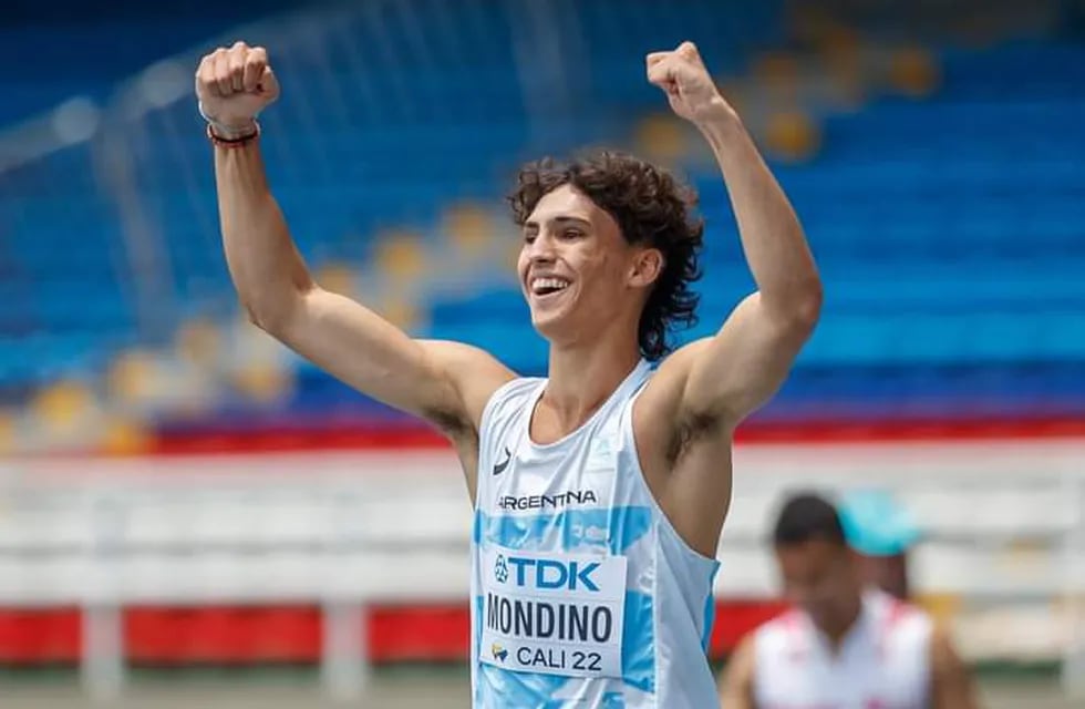 La alegría de Tomás Mondino, al conseguir el pase a las semifinales del Mundial de Atletismo en Cali, rompiendo el récord argentino en 100 metros llanos.