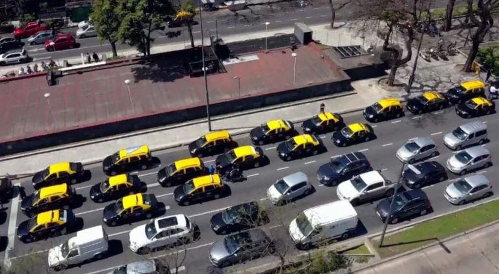 Los taxistas cortan la 9 de Julio nuevamente en protesta contra las aplicaciones de transporte.