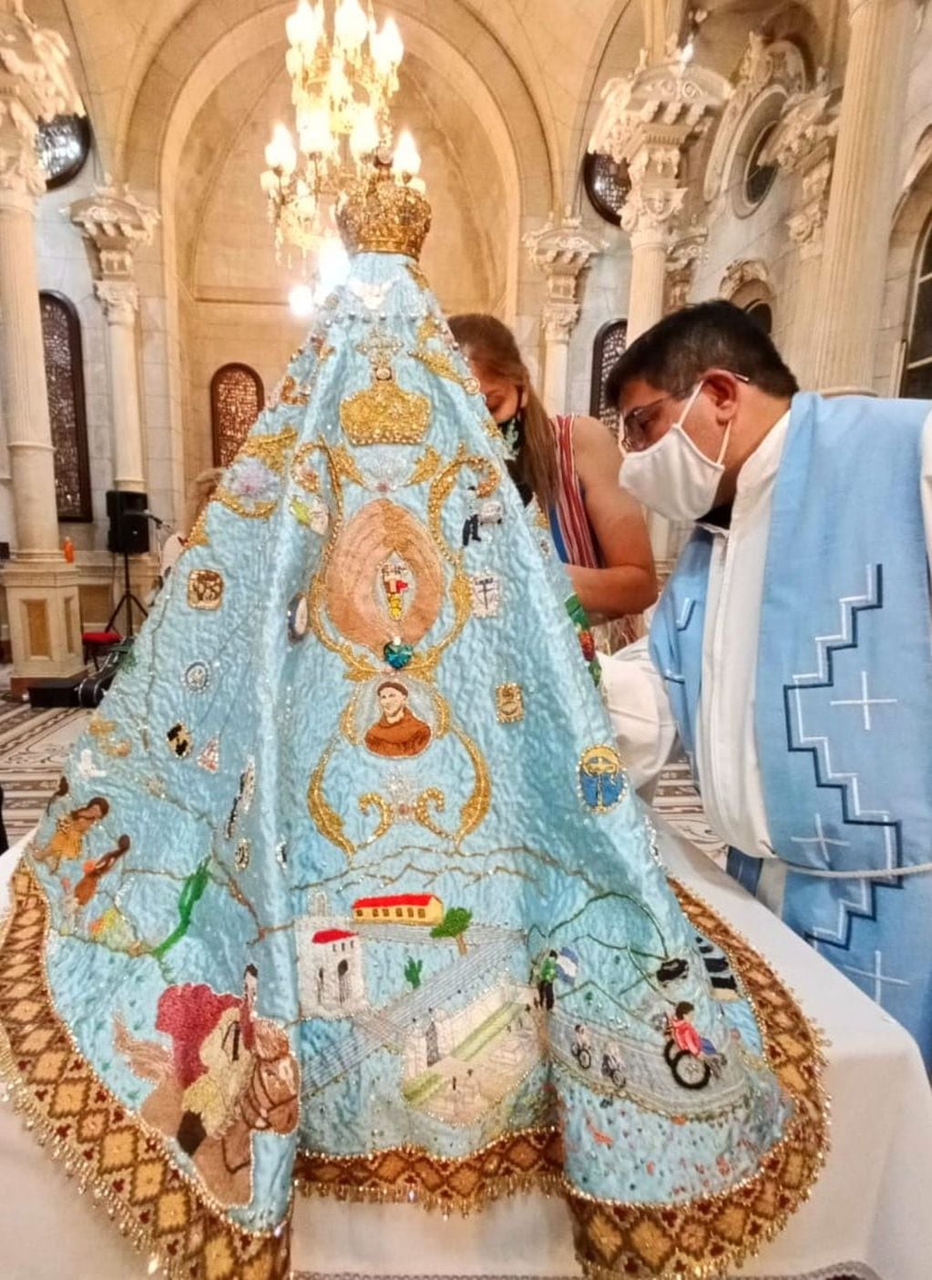 Realizaron el cambio de manto a la Virgen del Valle.
