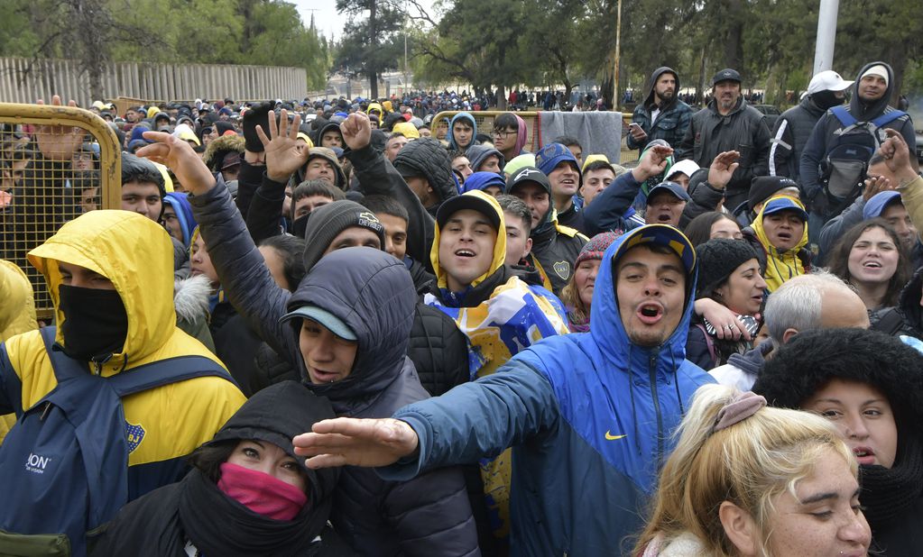 La pasión por ver a Boca Juniors en Mendoza fue más fuerte que la lluvia y el frío para miles de hinchas “neutrales” .