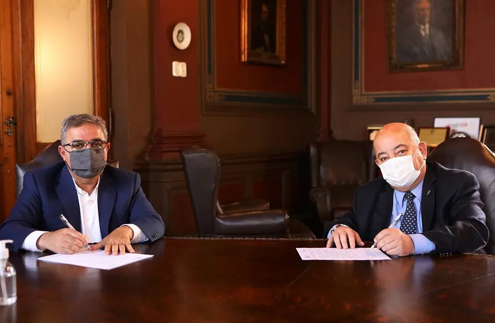 Jalil firmón un convenio con la Universidad de La plata.