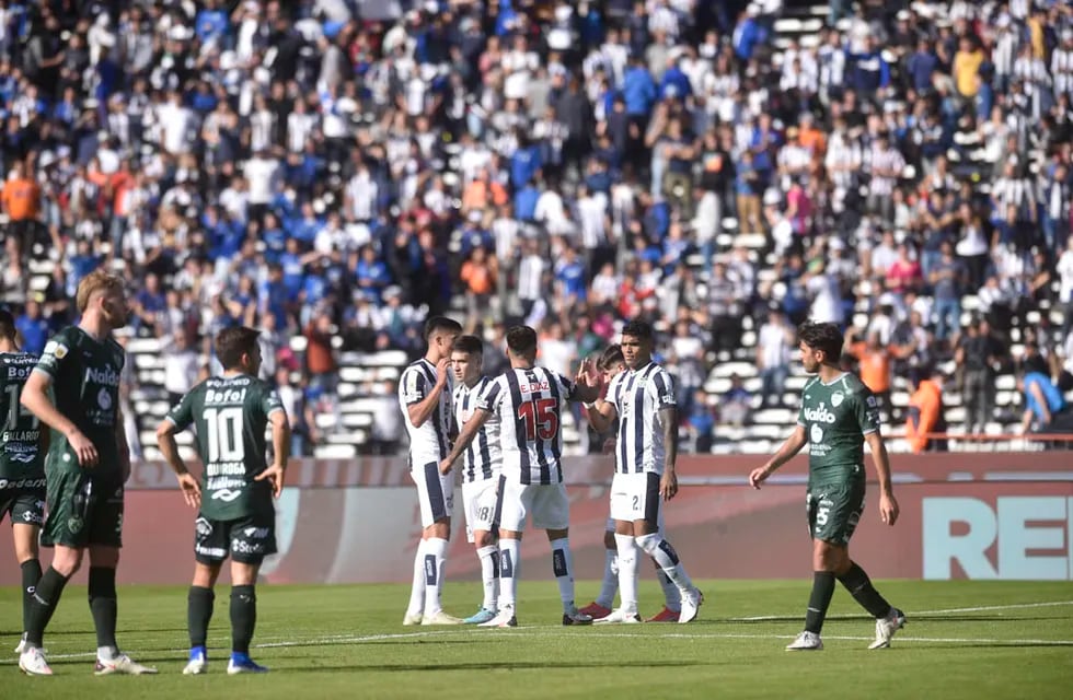 Festejo de Girotti Talleres le ganó a Sarmiento por 2 a 0 en el Estadio Kempes . ( Ramiro Pereyra / La Voz)