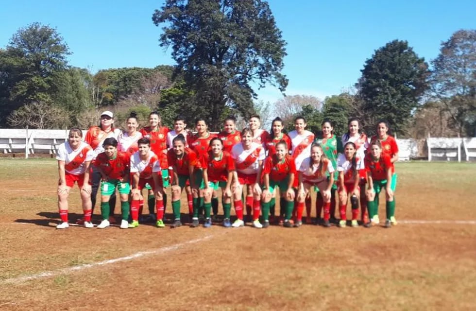 El Seleccionado Femenino de Fútbol de Oberá posa junto a su par de Posadas. Ambos disputan un lugar para luchar por Misiones en el Nacional. (Gentileza Mirta Parayva)