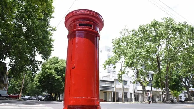 En La Plata, restauran los históricos buzones del correo.