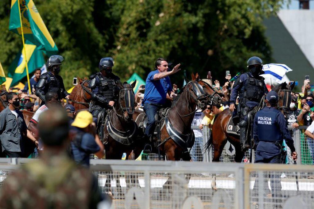 El Presidente de Brasil andando a Caballo, pesé a las restricciones (Foto: REUTERS/Ueslei Marcelino/File Photo)