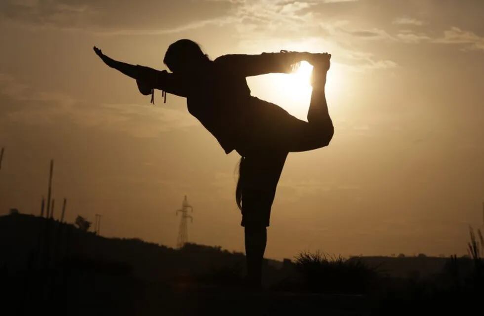 EPA7321. JAMMU (INDIA), 20/06/2019.- Una mujer practica yoga al amanecer en la víspera del Día Mundial del Yoga a unos 45 km de Jammu, capital invernal de la Cachemira administrada por la India, este miércoles. EFE/ Jaipal Singh