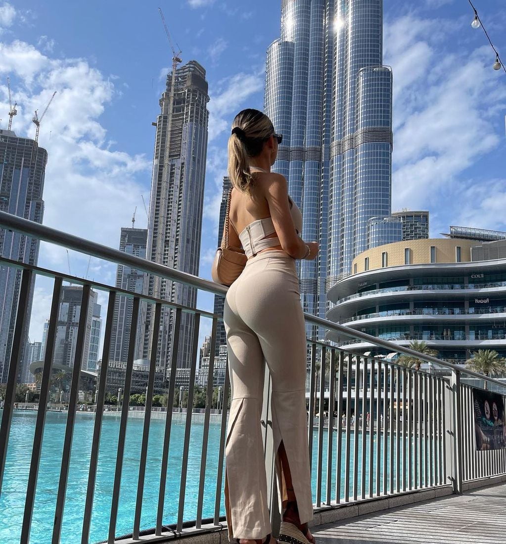 Agustina Gandolfo al pie de Burj Khalifa en Dúbai.
