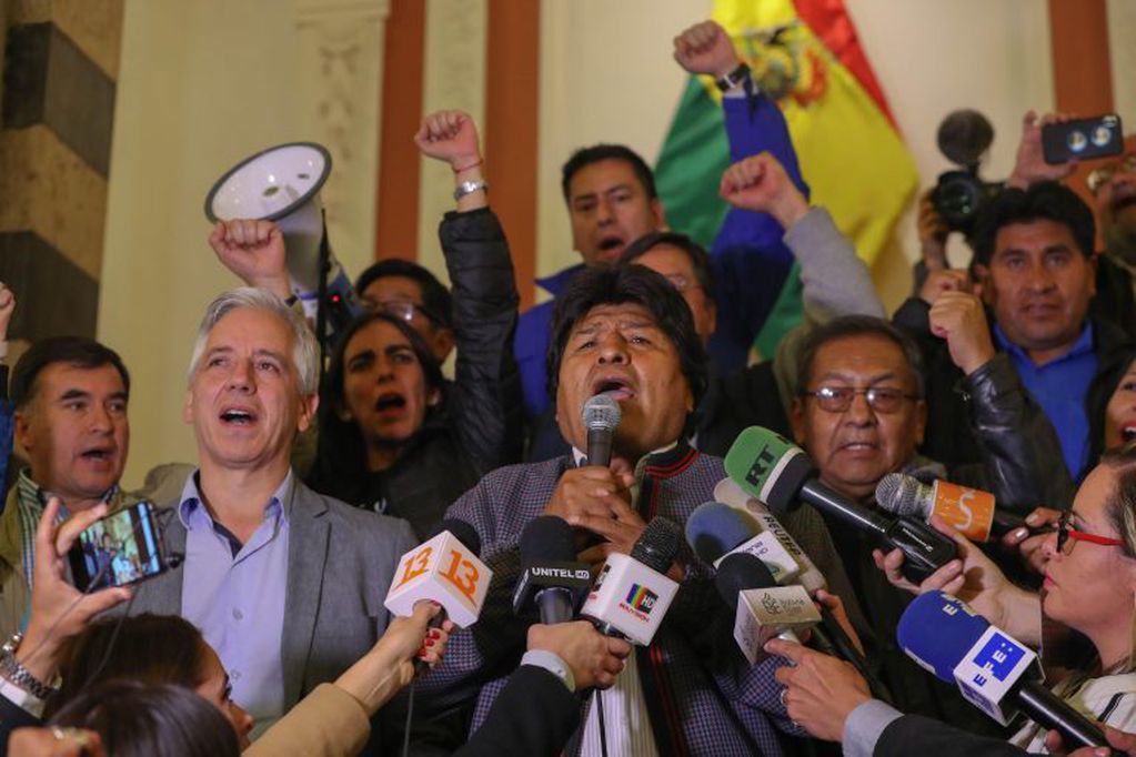 Evo Morales (c), junto al vicepresidente Alvaro Garcia Linera (EFE)