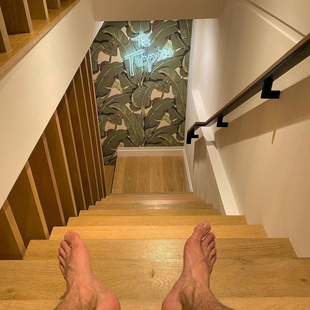 Justin Bieber mostró la escalera de su casa de Los Ángeles con una foto que dejaba ver sus pies (Foto: Instagram/@justinbieber)