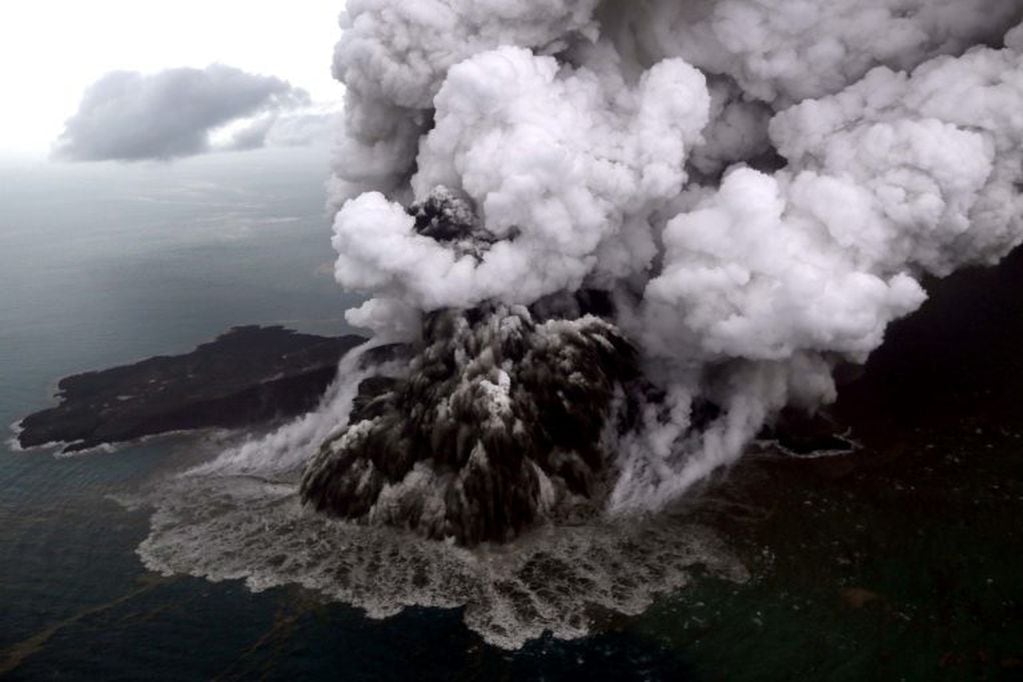 La erupción del volcán Anak Krakatoa en 2018 (Foto: Nurul HIDAYAT / BISNIS INDONESIA / AFP)
