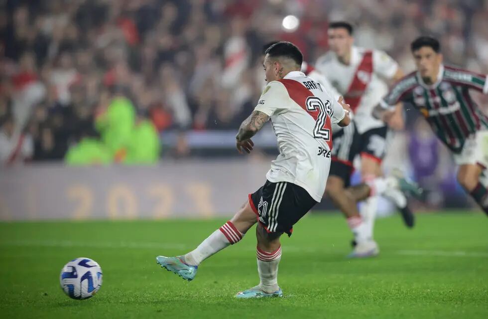 Esequiel Barco define de penal y pone el 2-0 final de River sobre Fluminense, por Copa Libertadores. (Fotobaires)