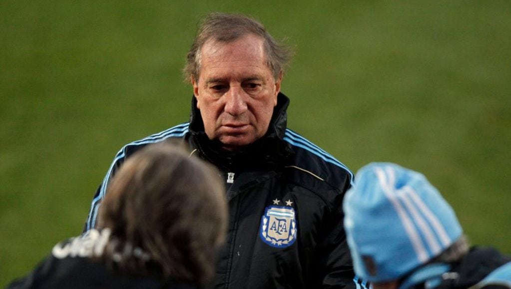 Otros tiempos: Bilardo cuando estaba cerca del cuerpo técnico de la Selección Argentina. Foto: AP / Archivo.