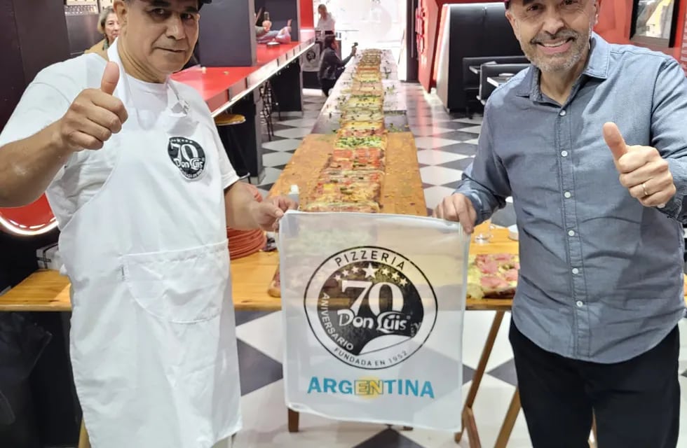 La pizza de 15 metros de Pizzería Don Luis tardó tres horas en hacerse. Y en un hora vendieron todas las porciones.