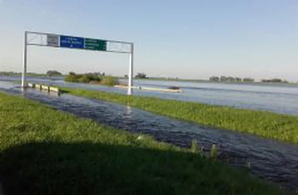 El agua mantuvo bloqueado el paso de los vehículos en el kilómetro 103 de la autovía.