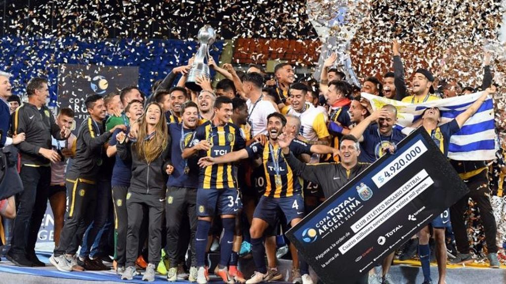 Central festeja el título de la Copa Argentina en el Gigante de Arroyito.