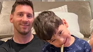 Lionel Messi junto a Ciro, su hijo más chico.
