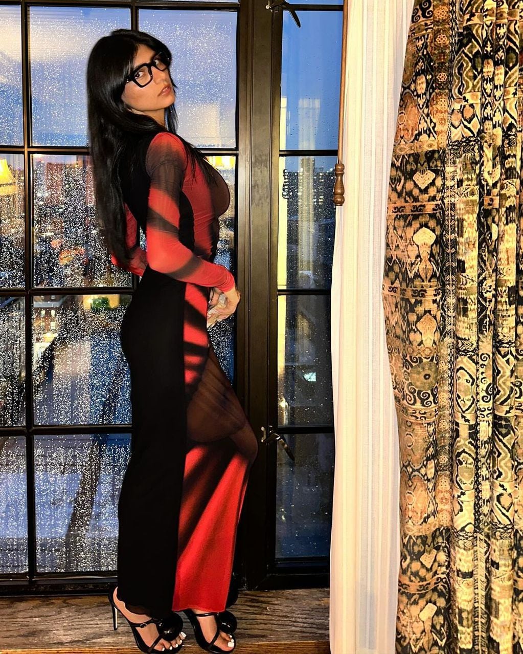 Con lluvia de fondo, Mia Khalifa subió la temperatura luciendo un vestido con transparencias ultra sexy