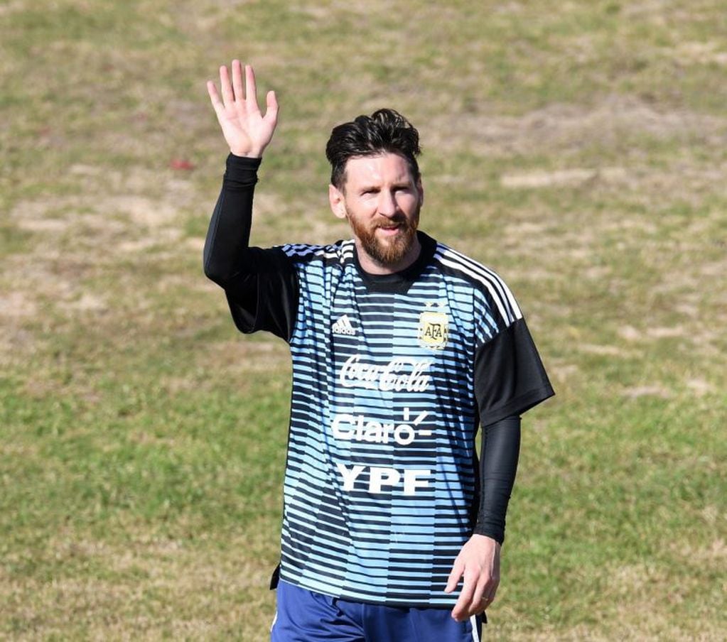 Lionel Messi saluda durante un entrenamiento abierto de la selección argentina en Buenos Aires, Argentina, el 27/05/2018. Foto: Maximiliano LUna/telam/dpa