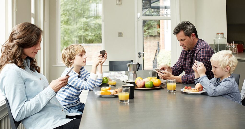 El uso del smartphone a la hora de comer es un problema frecuente en las familias actuales.