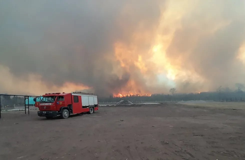 Los incendios forestales desatados la semana pasada en Jujuy están siendo combatidos en el terreno por bomberos y brigadistas, asistidos por tres aviones hidrantes y un helicóptero equipado con helibalde.