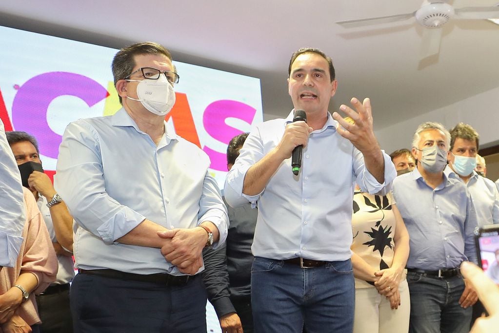 El gobernador reelecto, Gustavo Valdes junto al presidente de la UCR Nacional, Alfredo Cornejo.