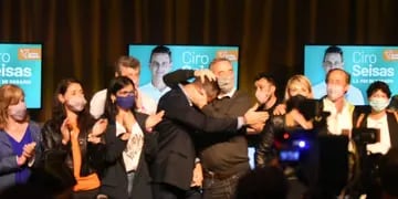 Pablo Javkin abraza a Ciro Seisas