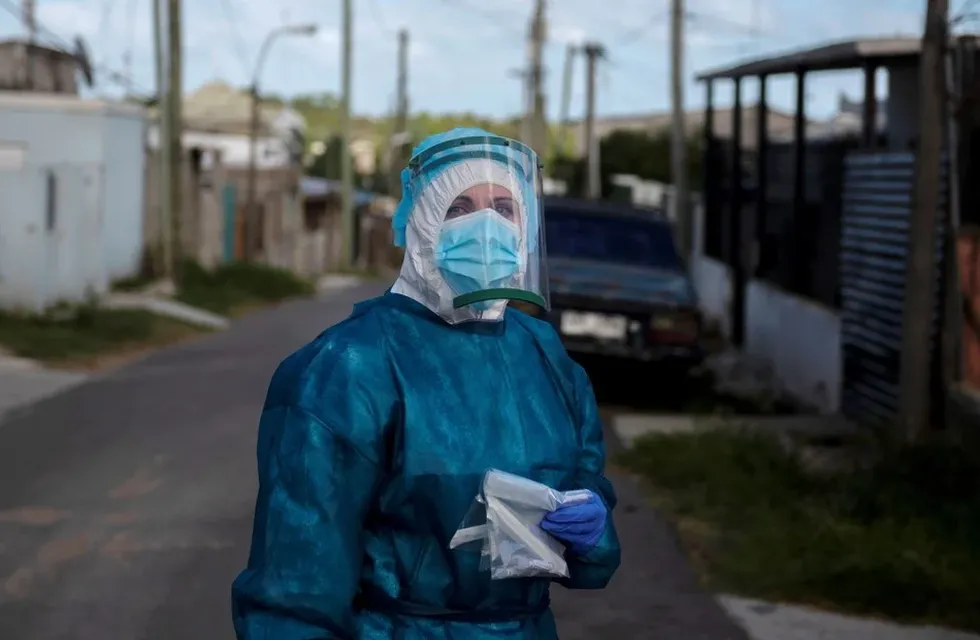 Una enfermera realizando hisopados en Uruguay. (AFP)