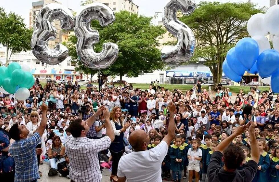 400 alumnos interpretaron la canción de Río Cuarto.