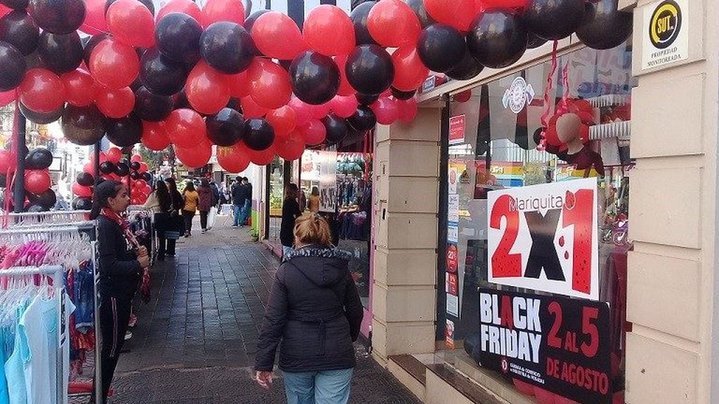 Posadas se viste de rojinegro para una nueva edición del Black Friday.