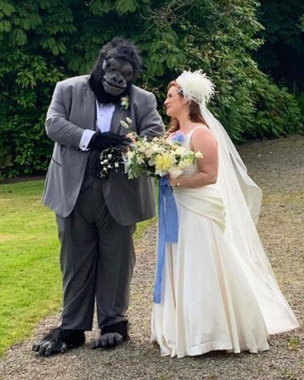 Jorge García se casó con la actriz Rebecca Birdsall vestido de gorila (Instagram)