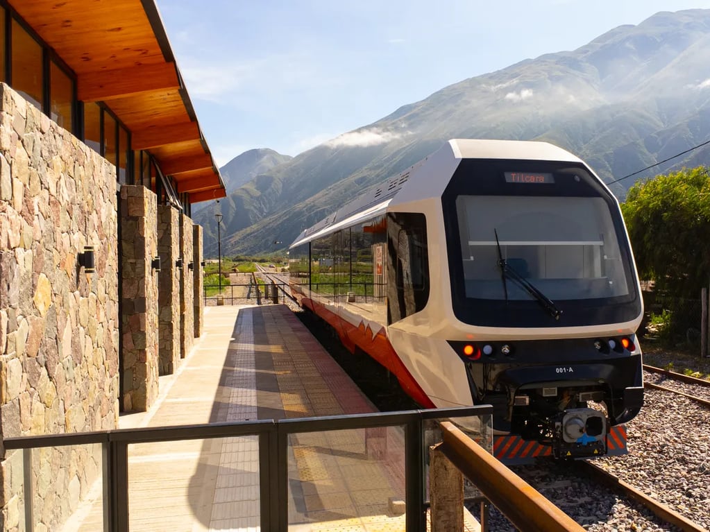 Con 140 pasajeros a bordo en su primer viaje comercial, el Tren Solar de la Quebrada inició sus operaciones este martes.