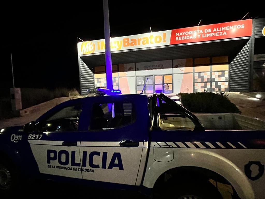 Río Cuarto: la Polícia frente al supermercado Muy Barato, que fue atacado por ladrones. (La Voz)