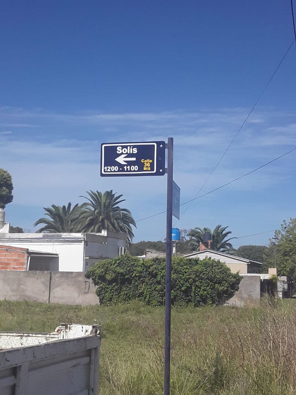 Personal de Obras y Servicios Públicos  de la Municipalidad de Tres Arroyos, colocaron carteles indicadores de calles sobre Av. Libertad