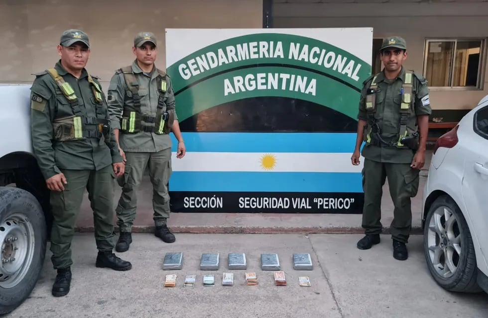 Efectivos de la Sección Vial "Perico" dependiente del Escuadrón 53 “Jujuy” desplegados sobre la intersección de las Rutas Provinciales n° 61 y n° 53, descubrieron la maniobra de narcotráfico.