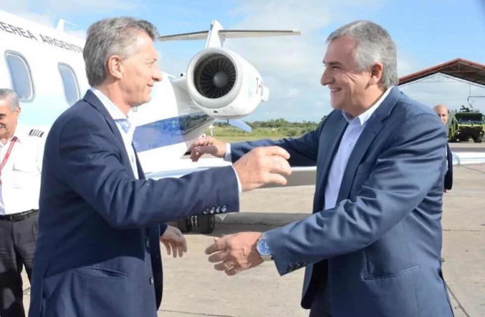 Mauricio Macri saluda al gobernador en su arribo a Jujuy